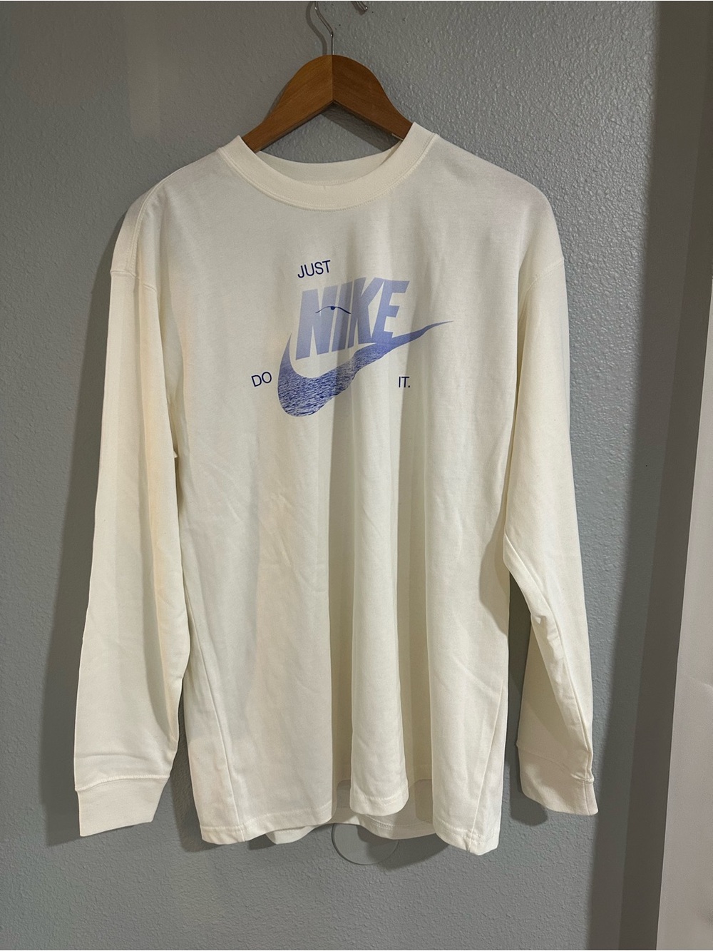Nike Air t shirt lo g sleeve new size M